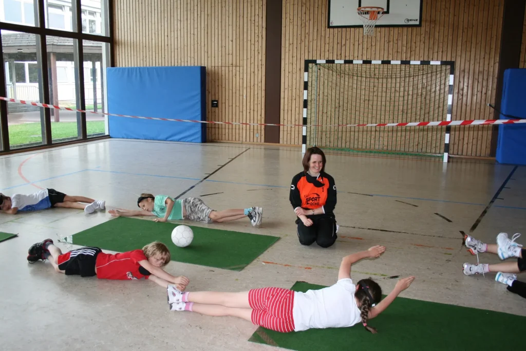 Bei der Aktion "Behindertensport macht Schule" erklärt Astrid Weidner Schulkindern in Kuppenheim das Torballspielen.